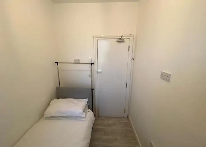Small Single Room Walking Distance To Hove Station