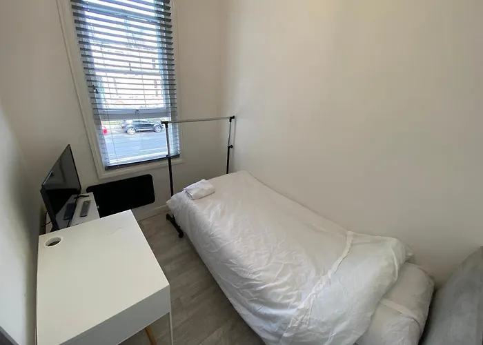Small Single Room Walking Distance To Hove Station