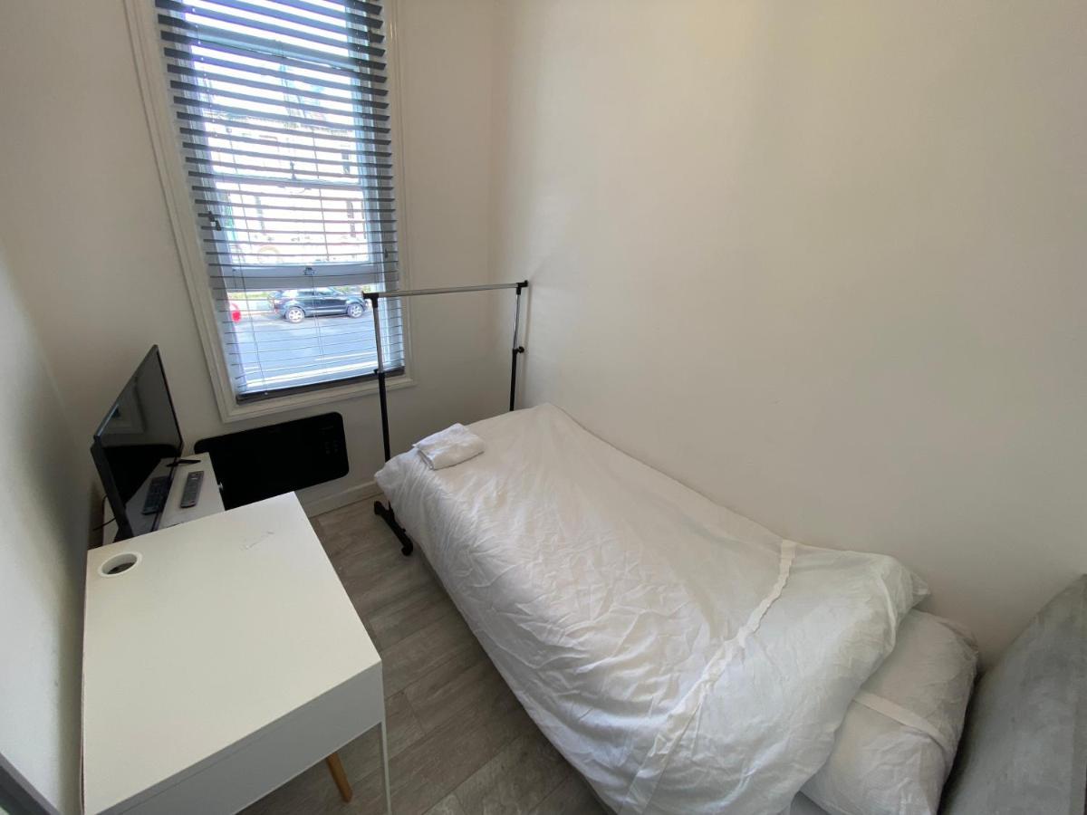 Small Single Walking Distance To Station Homestay